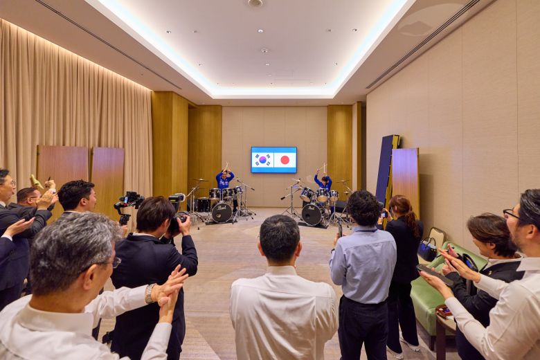 이재명 대통령과 다카이치 사나에 일본 총리가 13일 일본 나라현 회담에서 푸른색 유니폼을 함께 착용하고 즉석 드럼 합주를 하고 있다./뉴스1