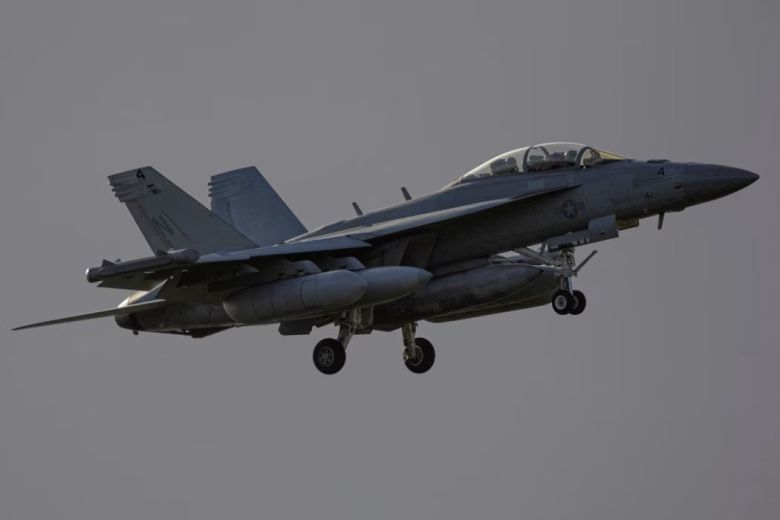 미 해군이 운용하는 첨단 전자전기인 EA-18 그라울러. 미 군사전문가들은 공격 초기에 먼저 그라울러와 F-35의 전자전 장비들이 적의 레이더를 눈 멀게 하고 위치를 추적 파괴해, 미 전투기와 헬기들의 길을 열었을 것으로 본다.