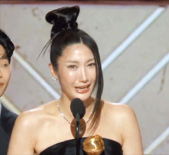 X“빛나기에 늦은 때는 없다”  11일(현지 시각) 미국 골든글로브 시상식에서 ‘케이팝 데몬헌터스’의 ‘골든’ 작곡가로서 주제가상을 받은 직후 울먹이며 수상 소감을 남긴 가수 이재.