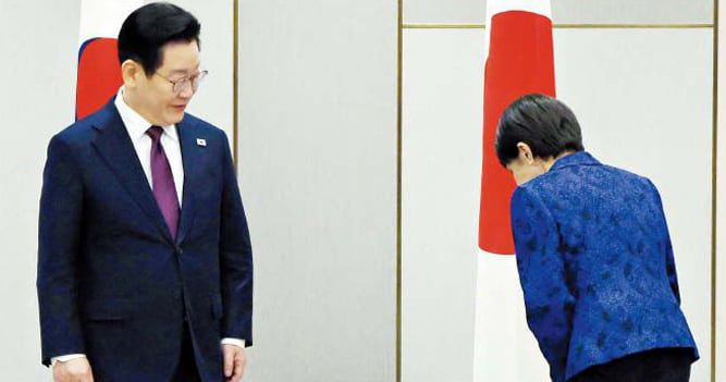 日총리, 태극기에도 정중히 인사. 다카이치 사나에 일본 총리가 13일 일본 나라현 한일 정상회담장에서 이재명 대통령과 악수한 후 자리로 가기 전 태극기에 예를 표하고 있다. /연합뉴스