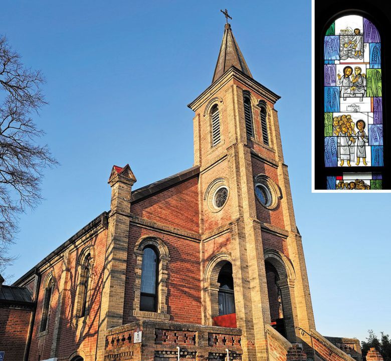 경북 칠곡 가실성당. 이 성당은 1923년 프랑스 파리외방전교회 사제가 건축했고, 1952년 이후에는 독일 성 베네딕도회가 사목을 맡아 프랑스와 독일의 성미술이 함께 보관되고 있다. 작은 사진은 가실성당에 설치된 독일의 성미술 작가인 에기노 바이너트의 스테인드글라스 작품. /박아림 교수 제공