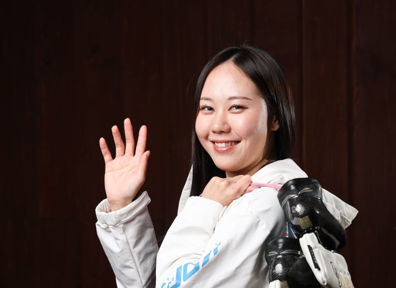 6일 서울 노원구 태릉국제빙상장 앞에서 스피드스케이팅 매스스타트 박지우 선수가 2026밀라노동계올림픽 출전 각오를 다지며 인터뷰 포즈를 취하고 있다. /고운호 기자