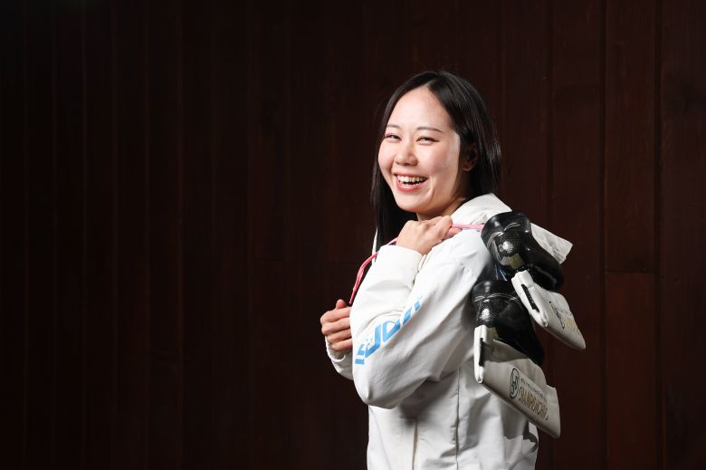 6일 서울 노원구 태릉국제빙상장 앞에서 스피드스케이팅 매스스타트 박지우 선수가 2026밀라노동계올림픽 출전 각오를 다지며 인터뷰 포즈를 취하고 있다. / 고운호 기자