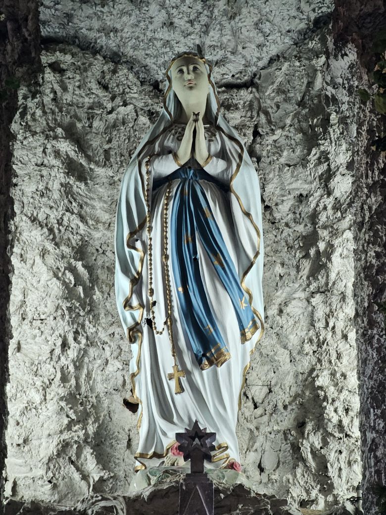 음성 감곡성당의 성모상. 자세히 살피면 6.25전쟁 당시의 총알 자국이 여러 개 있다. 박아림 교수는 '강렬한 위로를 주는 성모상'이라고 말했다. /박아림 교수 제공