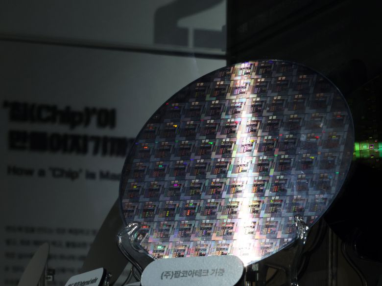 경기 과천시 과천국립과학관 미래상상 SF관에서 반도체 웨이퍼가 빛을 반사하고 있다./뉴스1