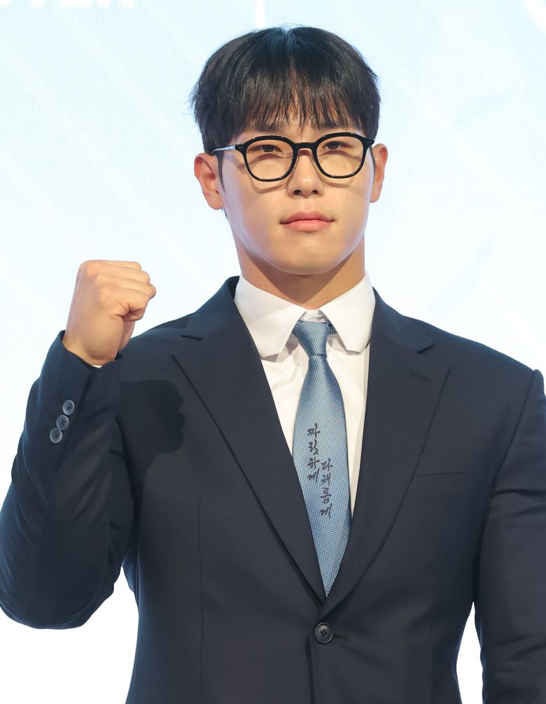 스켈레톤 해석위원이 14일 서울 영등포구 페어몬트 앰배서더 서울에서 열린 ‘2026 밀라노 코르티나 동계올림픽 JTBC 단독 중계’ 기자간담회에 참석해 포즈를 취하고 있다. /뉴스1