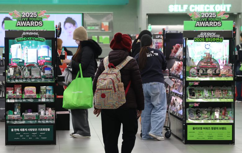 지난달 16일 인천 영종도 인천국제공항의 한 올리브영 매장의 모습./연합뉴스