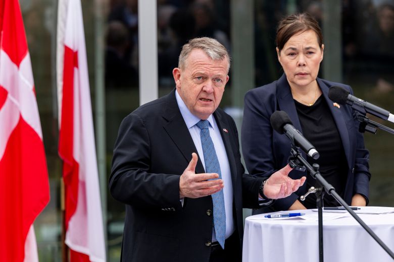 덴마크 외무장관 라르스 뢰케 라스무센(왼쪽)과 그린란드 외무장관 비비안 모츠펠트가 2026년 1월 14일 미국 워싱턴 D.C. 소재 덴마크 대사관에서 미국 부통령 J.D. 밴스와 국무장관 마르코 루비오와 회담 후 입장을 발표하고 있다./EPA 연합뉴스