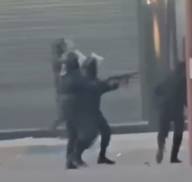 이란 군경이 반정부 시위대를 향해 총을 겨누는 모습./ 워싱턴포스트(WP)