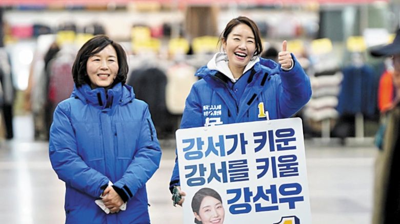 2024년 2월 28일 서울 강서구 까치산역에서 강선우 후보와 김경이 함께 선거운동을 하고 있는 모습 / 강선우 의원 블로그