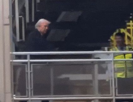 트럼프 대통령이 가운뎃손가락을 펴 욕설 제스처를 하고, 입으로도 욕설을 하는 듯한 장면이 카메라에 담겼다./X(옛 트위터)