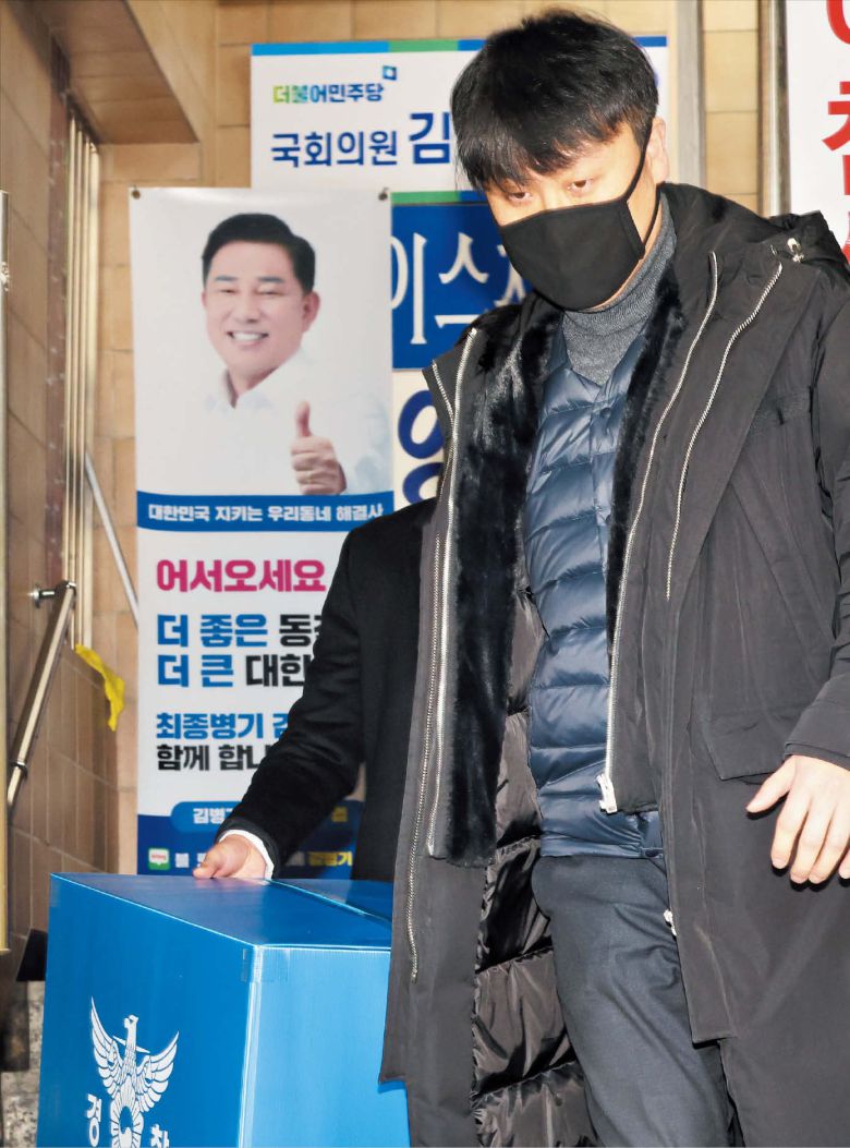 연합뉴스김병기 의원 사무실 압수수색  14일 ‘불법 선거 자금 수수’ 등 13개 혐의로 고발된 더불어민주당 김병기 의원의 서울 동작구 지역구 사무실에서 압수 수색을 마친 경찰 관계자가 박스를 들고 나오고 있다.