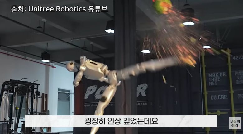 중국 로봇 제조사 유니트리가 개발한 휴머노이드 로봇은 이번 CES에서 발차기로 수박을 격파하는 시연을 선보였다./조선일보 유튜브 '오지랖'