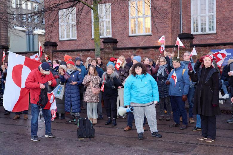 14일 덴마크 코펜하겐 소재 미국 대사관 앞에서 덴마크 시민들이 '그린란드는 그린란드인의 것'이라는 슬로건 아래 시위하고 있다. /로이터 연합뉴스