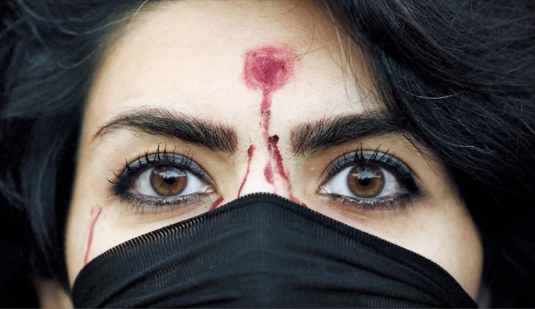 로이터 연합뉴스이란 반정부 시위에 대한 무력 진압으로 수천 명이 사망한 가운데 13일(현지 시각) 이탈리아 로마에서 한 여성이 립스틱으로 총상을 입은 이마를 표현한 뒤 이란 시위 지지 집회에 참가하고 있다. 최근 시위에 참여했던 여대생이 뒤통수에 총탄을 맞아 사망하는 등 시위대를 향한 총격 대부분이 눈과 머리에 집중된 것으로 알려졌다.