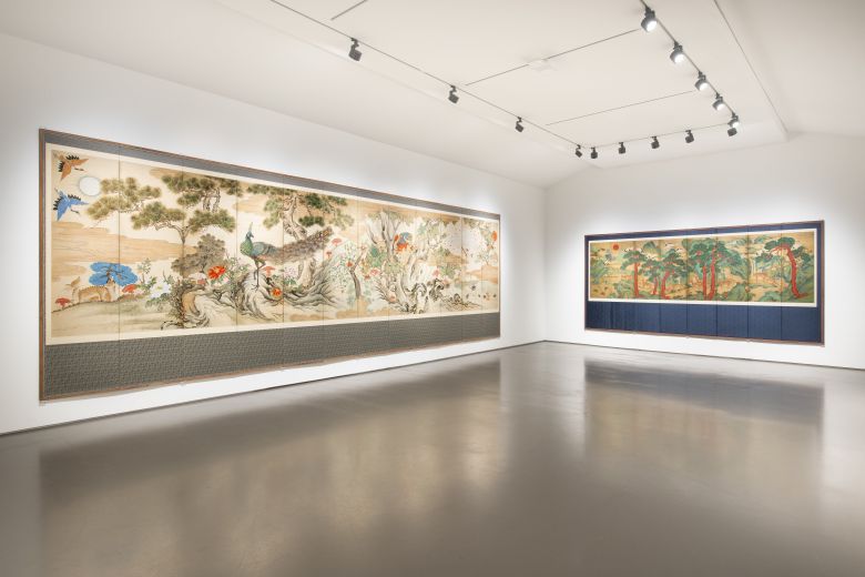 본관 1층 안쪽 전시장 전경. 거대한 병품 그림 4점이 각 벽면을 꽉 채웠다. 왼쪽은 가로 713cm에 달하는 '봉황공작도', 오른쪽은 19세기 '십장생도'. /갤러리현대