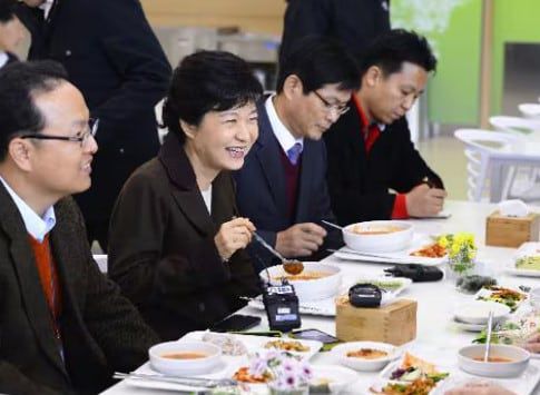 2012년 11월 13일 세종특별자치시 정부세종청사 국무총리동을 방문한 박근혜 당시 대선후보가 구내식당에서 직접배식을 해 자리에 앉고있다./ 조선일보DB
