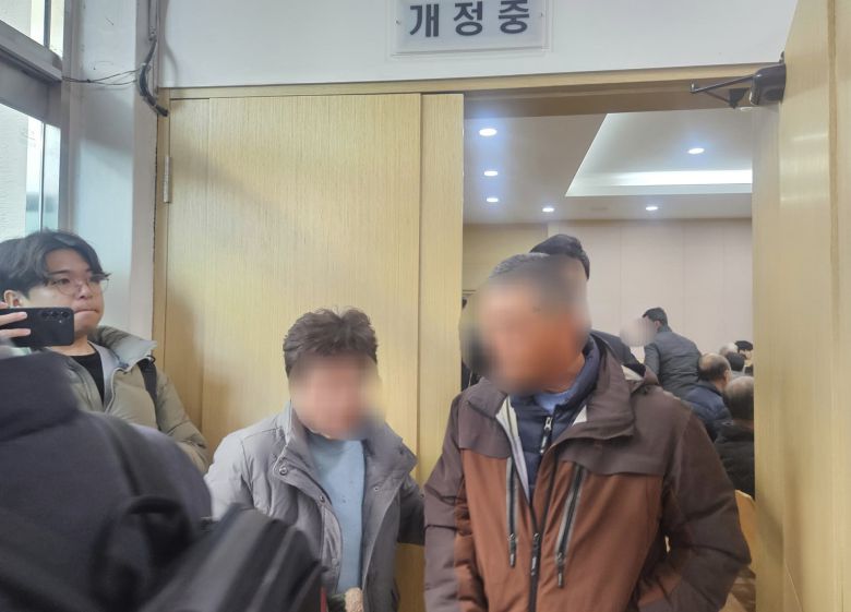 16일 오전 대구지법 의성지원에서 징역형 집행유예를 선고받은 '경북 산불' 실화자 과수원 임차인 정모씨가 법정을 나서고 있다. /연합뉴스.