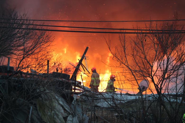 16일 오전 서울 강남구 개포동 구룡마을에서 불이나 출동한 소방대원들이 진화작업을 벌이고 있다./뉴스1