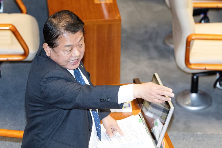 지난달 23일 국회에서 열린 제430회국회(임시회) 제2차 본회의에서 장동혁 국민의힘 대표가 내란전담재판부 설치법안에 대한 무제한토론(필리버스터)을 하는 가운데 김병주 더불어민주당 의원이 국민의힘 의원들과 언쟁을 벌이고 있다. /뉴스1