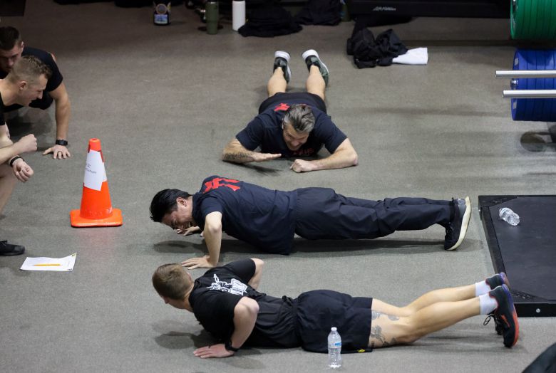 피트 헤그세스(사진 위) 미 국방장관과 고이즈미 신지로 방위상이 15일 함께 팔굽혀펴기를 하고 있다. /미 국방부