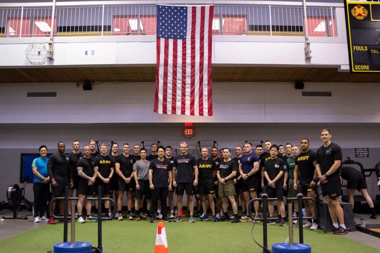 피트 헤그세스 미 국방장관과 고이즈미 신지로 일본 방위상이 15일 육군 기지에서 함께 체력훈련을 한 뒤 병사들과 기념 촬영을 하고 있다. /미 국방부