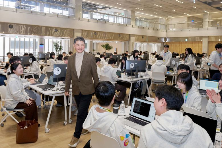 카카오 신입 크루 교육 현장을 방문한 김범수 카카오 창업자 겸 미래이니셔티브센터장. /카카오