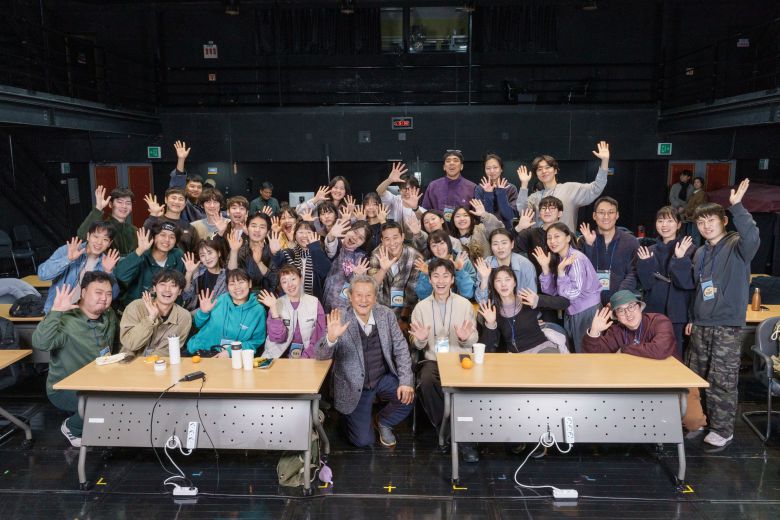 박근형 배우가 '연극내일 프로젝트' 특강 뒤 참여한 젊은 연극 배우들과 기념 촬영을 하고 있다. /한국문화예술위원회