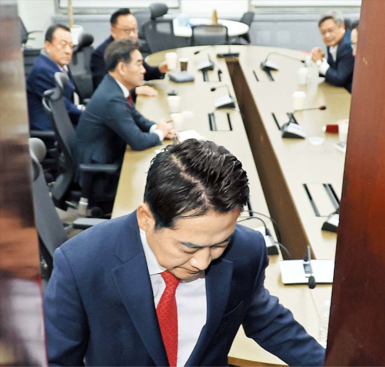 뉴시스장동혁, 국힘 의원들과 ‘한동훈 제명’ 면담  국민의힘 장동혁 대표가 15일 서울 여의도 국회에서 국민의힘 의원 모임인 ‘대안과 미래’ 소속 의원들과 면담을 마치고 회의실을 나오고 있다. 대안과 미래는 “한동훈 전 대표에 대한 윤리위원회의 제명 결정 처리를 미뤄달라”는 요구를 전달했고, 장 대표는 재심 신청 기간(10일간) 제명 결정 의결을 보류했다.