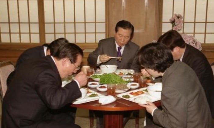 2001년 김대중 대통령이 청와대에서 쇠고기 음식을 시식하였다./e영상역사관