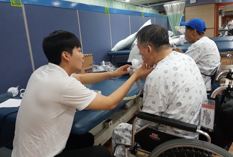 석사 과정 중 어르신의 호흡 재활을 돕는 모습. /김병수 대표 제공