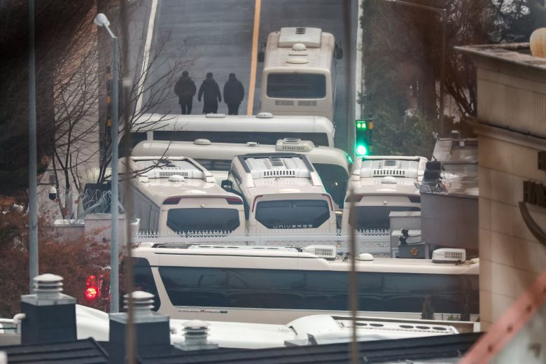 작년 1월 6일 오전 서울 용산구 한남동 대통령 관저 정문에 차벽이 세워져 있다. 이로부터 3일 전 윤석열 대통령에 대한 체포영장을 집행을 시도한 고위공직자범죄수사처는 집행을 중지하고 돌아섰다. /뉴스1