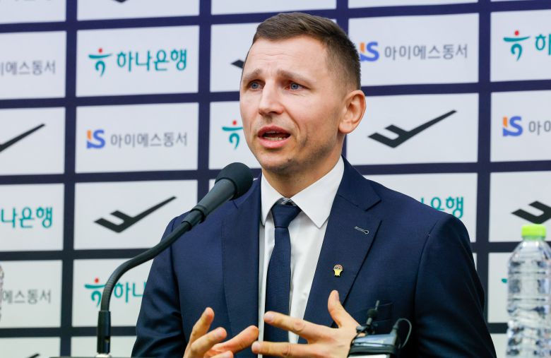 남자 농구 국가대표팀을 이끌게 된 니콜라이스 마줄스 감독이 16일 서울 중구 프레스센터에서 취임 기자회견을 하고 있다. /뉴스1