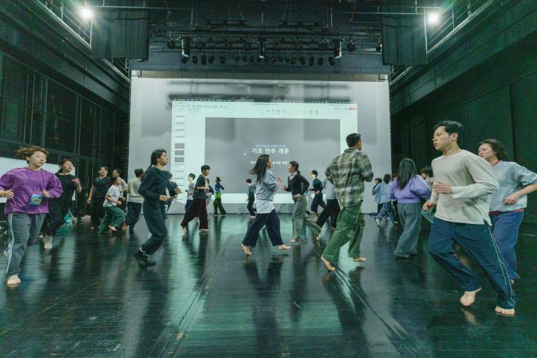 900여 명 지원자 가운데서 ‘연극내일 프로젝트’에 선발된 배우 30명은 12일부터 사흘간 프로덕션, 연기, 움직임 등 ‘실전형’ 교육 훈련을 받았다. /한국문화예술위원회