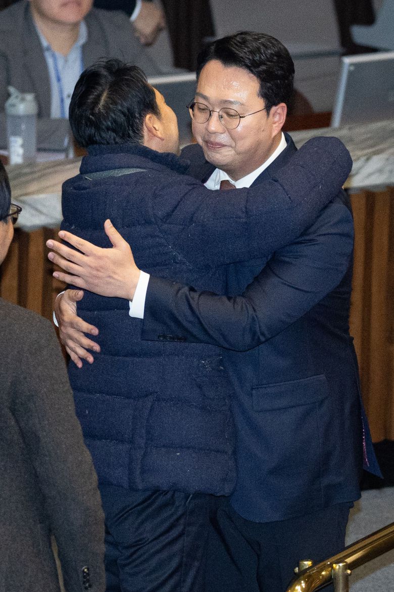 천하람 개혁신당 원내대표가 16일 서울 여의도 국회에서 열린 제431회 국회(임시회) 제1차 본회의에서 윤석열·김건희에 의한 내란·외환 및 국정농단 행위의 진상규명을 위한 특별검사 임명 등에 관한 법률안(2차 종합 특검)에 대한 무제한 토론(필리버스터)을 마친 후 장동혁 국민의힘 대표와 포옹하고 있다. /뉴스1