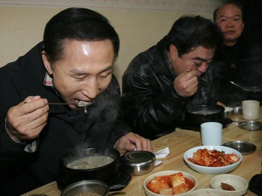 이명박 대통령 당선인이 2008년 2월 3일 설을 앞두고 관악구 봉천11동 원당재래시장을 찾아 순대국을 시식하고 있다./ 조선일보DB