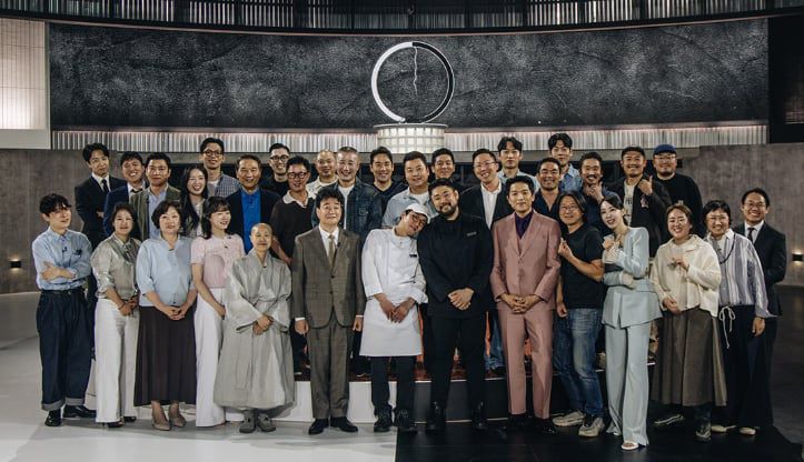 '흑백요리사2' 결승전에서 참가자들이 찍은 단체 사진. 최강록과 이하성 셰프의 결혼식에 분홍색 정장을 입은 안성재 셰프가 친정어머니로 참석한 것 같다는 이야기가 나왔다. /넷플릭스