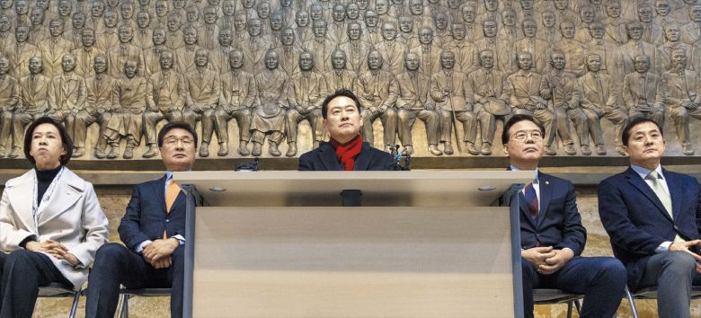 김지호 기자장동혁, 제헌국회 의원상 앞에서 단식농성  국민의힘 장동혁(가운데) 대표가 15일 더불어민주당의 통일교·공천 헌금 특검 수용을 요구하며 국회 중앙홀에 있는 제헌국회 의원 조형물 앞에서 단식 농성을 하고 있다. 왼쪽부터 국민의힘 이인선·김대식 의원, 장 대표, 송언석 원내대표, 박대출 의원.