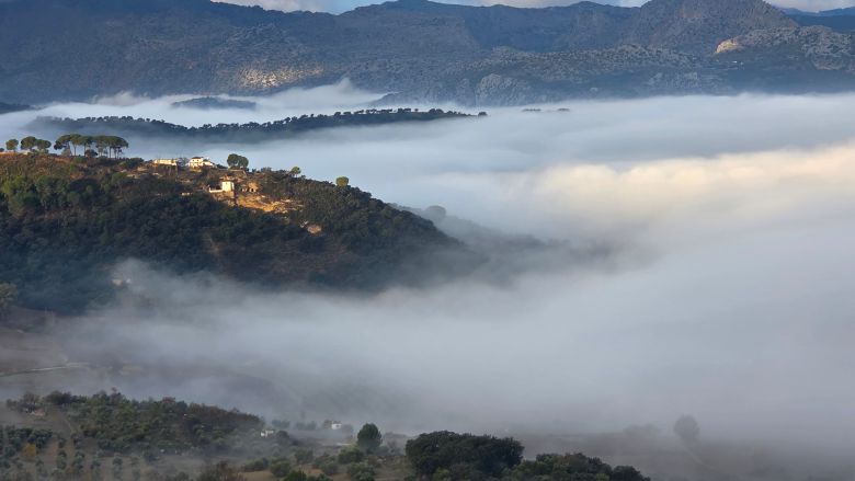 론다의 아침은 압도적인 운무가 감싼다. 론다 협곡의 누에보 다리도 멋지지만, 전망대 풍경도 귀하다. /박은주 기자