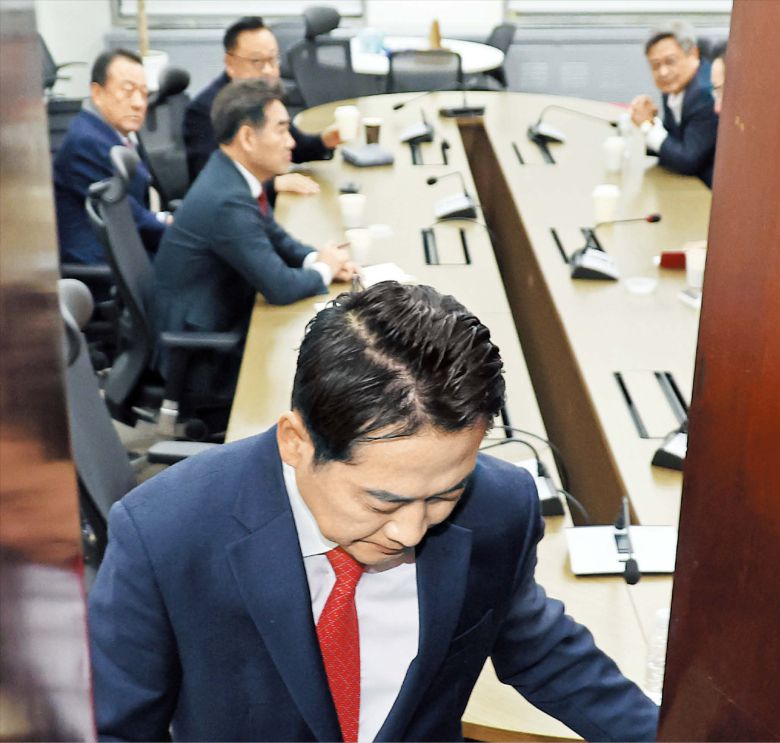 국민의힘 장동혁 대표가 15일 서울 여의도 국회에서 국민의힘 의원 모임인 ‘대안과 미래’ 소속 의원들과 면담을 마치고 회의실을 나오고 있다. 대안과 미래는 “한동훈 전 대표에 대한 윤리위원회의 제명 결정 처리를 미뤄달라”는 요구를 전달했고, 장 대표는 재심 신청 기간(10일간) 제명 결정 의결을 보류했다./뉴시스