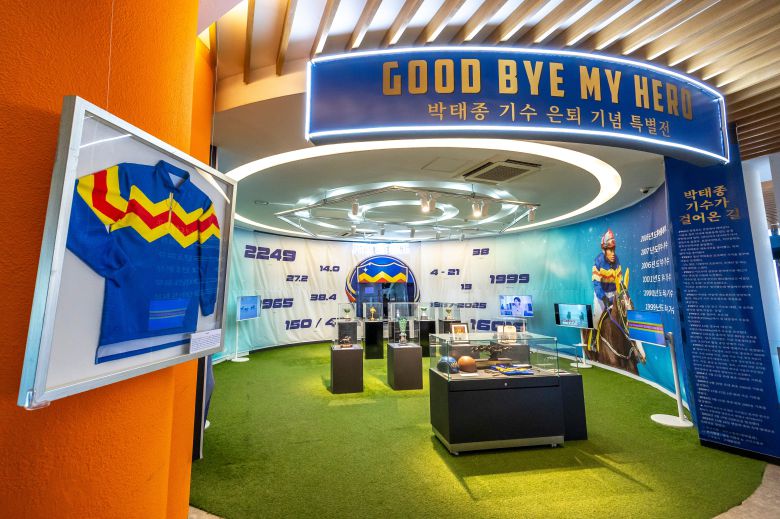 과천 렛츠런파크에서 박태종 기수 은퇴를 기념해 열린 특별전. 그는 39년간 대상경주 48회 우승, 코리안 더비 3회 우승을 휩쓰는 등 최다 기승, 최다승, 상금왕 등의 기록을 스스로 계속 갈아치웠다. / 이신영 영상미디어기자