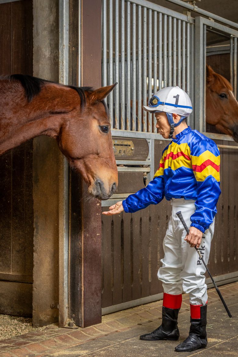 박태종 기수는 "말 눈망울을 보면 진짜 예쁘다"며 애정을 보였다. 그는 평생 1만6000필의 말을 몰았지만, 경주와 조교 등 꼭 필요한 일이 아니면 말에 함부로 오르지 않는다고 했다./이신영 영상미디어기자