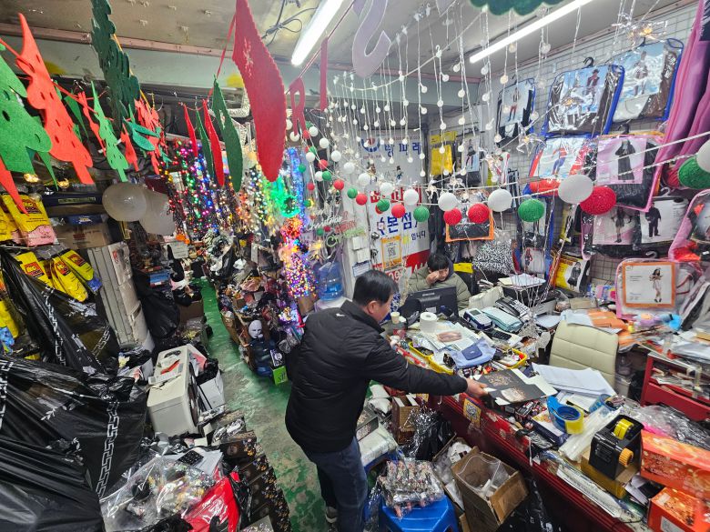 8일 오후 1시 30분쯤 서울 종로구 동대문 문구 완구 도매 종합시장에 위치한 파티용품 전문점 ‘빵파레’ 사장 이상명(67) 씨가 영화 '귀멸의 칼날'에 등장한 피규어를 포장하고 있다./원종빈 기자