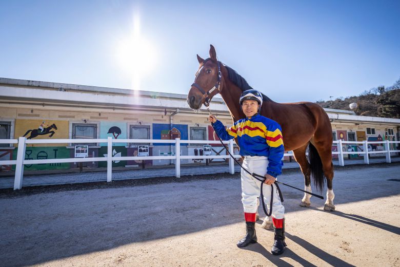 '말밖에 모르는' 박태종 기수는 결혼도 기초 승마 교관 출신인 이은주씨와 1998년 했다. /이신영 영상미디어기자