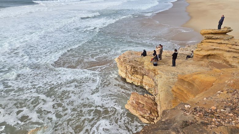 나자레의 노스비치에는 겨울이 깊어질수록 서퍼와 관람객이 줄을 잇는다. /박은주 기자