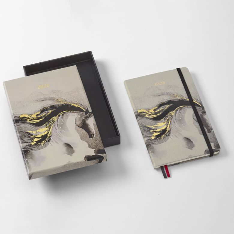 몰스킨은 ‘이어 오브 홀스 리미티드 에디션’. 손의 마찰 온도에 반응하는 열감응 잉크 커버가 특별하다. 몰스킨.