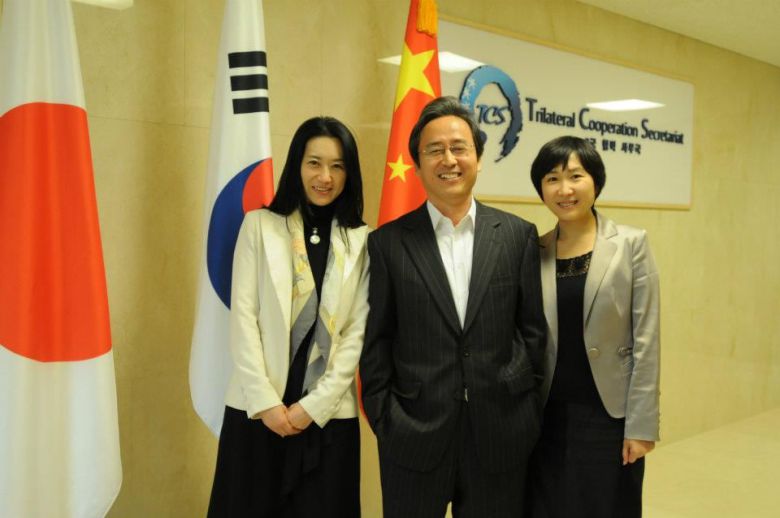 한중일 3국협력사무국(TCS)이 2011년 이명박 정부의 주도로 서울에 설립된 후, 신봉길 초대 사무총장이 마쓰가와 루이 일본측 사무차장(왼쪽. 현 일본 참의원 의원), 마오닝 중국측 사무차장(현 중국 외교부 대변인)와 함께 활짝 웃고 있다./신봉길 전 사무총장 페이스북