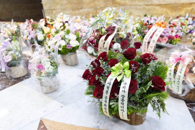 국민의힘 장동혁 대표가 18일 민주당의 통일교 및 공천뇌물 특검 수용을 촉구하며 4일째 단식을 하는 가운데 장 대표를 응원하는 꽃바구니가 국회 본청 로텐더홀에 놓여있다./뉴스1