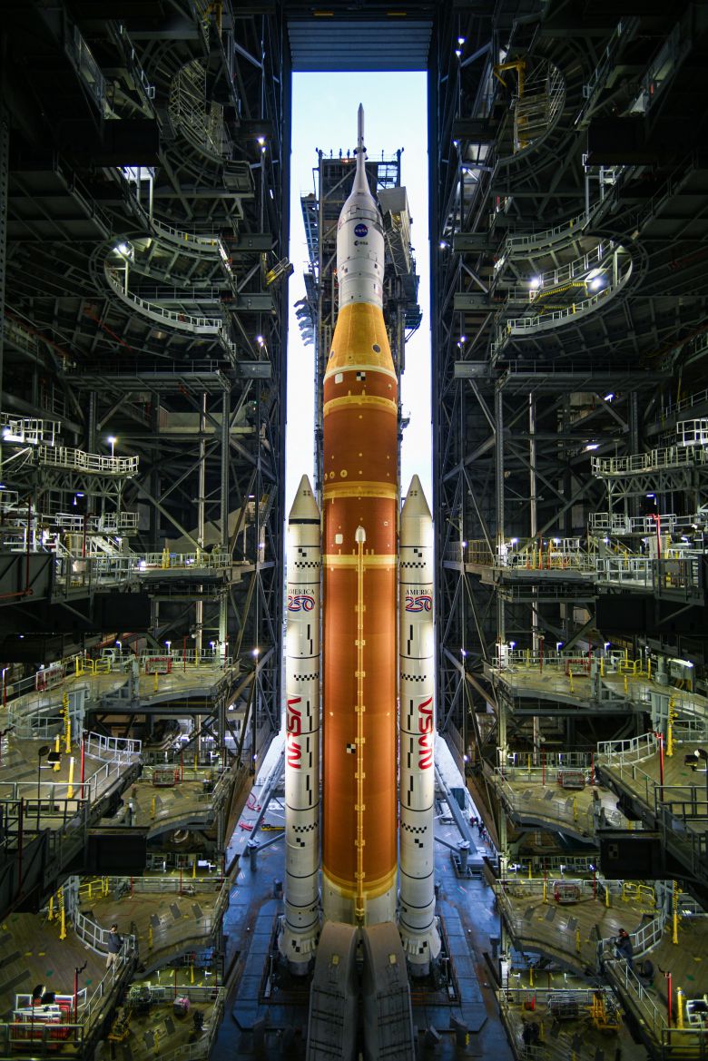 미국 항공우주국(NASA)의 우주발사시스템(SLS) 로켓이 2026년 1월 17일(현지시간) 미국 플로리다주 케네디 우주센터에서 차량조립동(VAB) 을 출발해 발사대 39B로 이동하고 있다. SLS 로켓에는 NASA 우주비행사 3명과 캐나다우주국(CSA) 소속 우주비행사 1명이 탑승하는 오리온(Orion) 유인 우주선이 실려 있으며, 이들은 약 10일간 달을 한 바퀴 돌아 지구로 귀환하는 아르테미스 2 임무를 수행할 예정이다. 이번 임무는 1972년 아폴로 17호 이후 50여 년 만에 이뤄지는 달로 향하는 유인 비행이다./UPI 연합뉴스