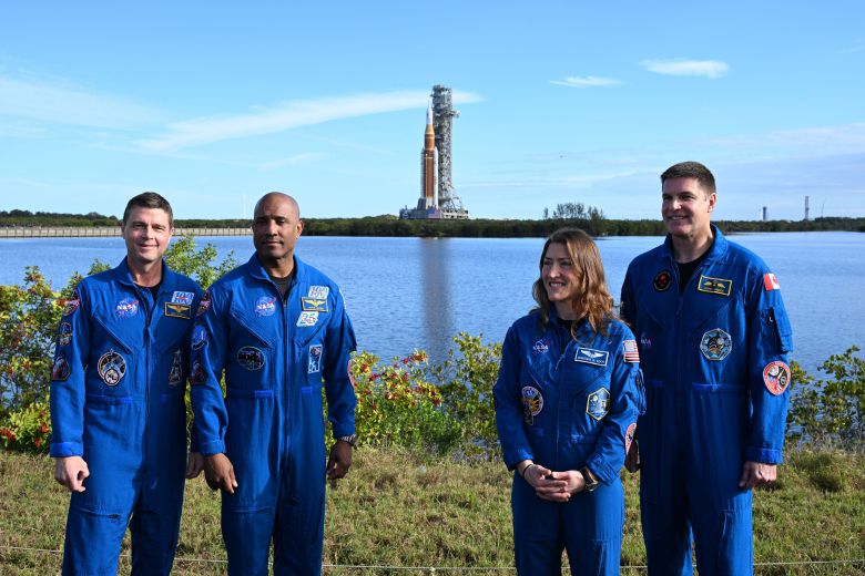 미국 항공우주국(NASA)의 아르테미스 2 임무 승무원. 왼쪽부터 리드 와이즈먼, 빅터 글로버, 크리스티나 코크, 제러미 핸슨이 2026년 1월 17일(현지시각) 미국 플로리다주 케네디 우주센터에서, 우주발사시스템(SLS) 로켓이 차량조립동(VAB)에서 발사대 39B로 이동하는 모습을 배경으로 서 있다. /연합뉴스